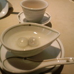 中国飯店 富麗華 - 黒胡麻湯団子。コースのデザートとは別に、サービスで持ってきてくれました。