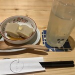 Takasaki Koshitsu Izakaya Ishukou Juunitsuki - お通しは胡麻豆腐、枝豆