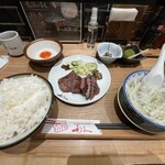 牛たん炭焼き 利久 - 麦飯大盛+55円、とろろ付き