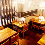 豊洲場外食堂魚金 - 内観写真:２階テーブル席