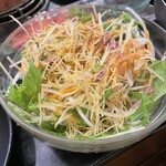 炭火焼肉 ぐら - マウンテンぐらサラダ　トマト抜き