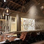 マジカメンテ - 席の隣りは、赤ワインとグラス