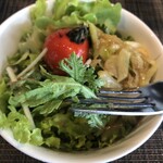 洋食喫茶かんぱーにゃ - サラダに春菊が入っていてうれしい♡