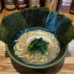 家系ラーメン 幸家 - ラーメン800円麺硬め。海苔増し150円。