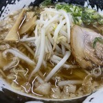 餃子の王将 - ホリデーセットのしょうゆラーメン
            大きな背脂が浮いていました