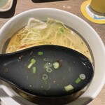 Yakitorino Oogiya - 鶏スープに若干の香ばしさ。麺量もそこそこある。