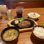 びっくりドンキー - 料理写真:注文したレギュラーハンバーグステーキのセット１６１５円の出来あがりです。
 