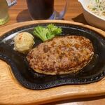 びっくりドンキー - レギュラーハンバーグステーキ２００ｇはびっくりドンキー自慢の一品。
 
和風ベースのオリジナルハンバーグソースのかかったもはやファミレスのハンバーグとは言えない一品ですよ。
 
