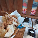 やまや - おにぎり \126とサービスのお蕎麦を揚げたもの♪