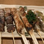 Kushiyaki Karaku - （左から）豚串、つくね、ささみ