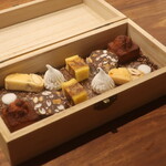 IZA - ミニャルディーズ