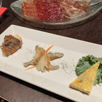 バル デ エスパーニャ ムイ 名古屋ミッドランド店 - キッシュにエスカベッシュなど