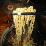 富良野とみ川 - 黒の醤油の麺