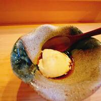 鮨駒 - 突き出しの冷やっこはねっとりしたコクがあり美味しい