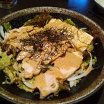Zenseki Koshitsu Izakaya Abare Sengyo - 蒸し鶏と豆腐ののった、胡麻ダレのサラダ