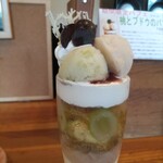クリクリ - 桃とブドウのパフェ¥1200(〜2023.8.21)