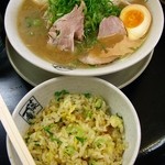 味噌ラーメン740円､チャーハン付
