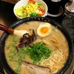 藤一番 - 醤油とんこつラーメン650円､サラダ付