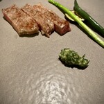 ペルー料理 bepocah - A5ランクの和牛を南米の定番チミチュリソースで。チミチュリソースのハーブとガーリックで肉が幾らでも食べれてしまいそう！！