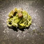 ペルー料理 bepocah - 稲庭うどんをワカタイペーストでジェノベーゼ的に。「黒いハーブ」の異名をもつワカタイの独特な風味が新鮮！！