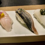 ペルー料理 bepocah - ペルー寿司　赤むつの上には黄色唐辛子、イワシにはロコト唐辛子と茗荷、アオリイカにはチンチョのチミチュリ　それぞれが個性的ですごく美味しい