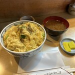 Toriyasu - 丼には赤出汁と漬物がセット