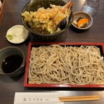 Mutsumi - 海老天丼とおそば 1460円+大盛110円。海老3本と豪華。つゆは甘みがあって食べやすい。