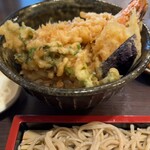 睦 - 海老天丼。他は茄子と青もの。春菊にしては香りは強くない