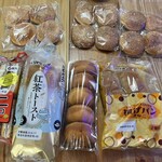 リョーユーパンハーフプライスベーカリー - 料理写真:袋の底の方に詰めたカレーパンが潰れているのはご愛嬌で^^;