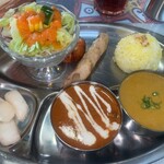 Salaam Curry - バターチキンカレー・シーフードカレー・玉葱のピクルス・ターメリックライス・タンドリーチキン・レジミカバブ・サラダ・ナン！