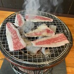 炭火居酒屋 煙 - コウネを炭火七輪で焼きます。