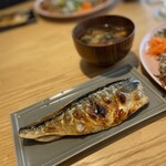 Yamame Shokudou - 焼き魚定食には鯖の塩焼きがさらにつきます。パリッパリの皮で、魚はジューシーです。