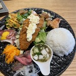Yamame Shokudou - 今日の日替わりは、白身魚のフライ。サクサクで魚はふわふわ。おかずも一品ずつ全部美味しいです。確か1,200円位？