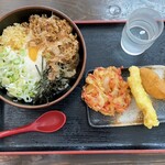 手打ち讃岐うどん あじな味 - 冷やしとろろぶっかけと天ぷら２点・稲荷寿司１個  820円( ºﾛº)