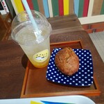 アジアンカフェ アジチャヤ - ドリンクセット（マンゴーソーダ）、黒糖サーターアンダギー