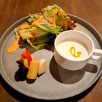 104KITCHEN - ◎カリフラワーのスープ 　提供された瞬間、大好きなヴィシソワーズじゃ!(^^)!っと 　アガッたのに、カリフラワーのスープでしたぁ(^^; 　ひと口飲んでみると、おおおおぉぉ～美味しいですねぇ