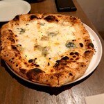 104KITCHEN - ◎ピッツァ　クアトロフォルマッジ 　生地も焼き方もチーズの量も塩味も全てが丁度良くて美味しいですねぇ