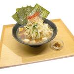 Red° Shokudo - しょうゆベースのあっさりスープ、山盛りの炒めもやしと低温調理の鶏ハムでヘルシーに。圧倒的ボリュームの一品。