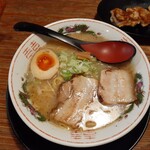 白馬童子 - 塩とんこつラーメン　830円　　ギョーザ単品　300円