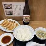 横浜とんとん - 餃子（5個入り）¥320×2、ライス¥220、ビール（中びん）¥470