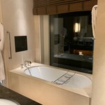 セント レジス ホテル - 窓がついたバスルーム