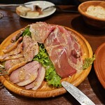 ワイン食堂 旅する子ブタ - 