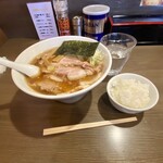 荻窪らーめん栄龍軒 - チャーシュー麺1,100円 ライス無料