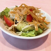 シェフス - サラダ、揚げた春巻きの皮が添えられる