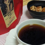 内山下珈琲焙煎所カエル - ゲイシャ（100gで1200円）。お茶請けは山陰のお土産品「大風呂敷」です