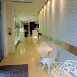 クィーンカフェ - 入店後、ケーキ販売のカウンターにつながる廊下。