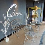 クィーンカフェ - 入口前の車寄せにも、ベンチがありました。