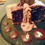 クィーンカフェ - インゴットが、まばゆい光を放ちます。