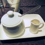 クィーンカフェ - お砂糖とクリーム。