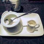 クィーンカフェ - お砂糖は、白いシュガーで、純度が高く雑味がありません。